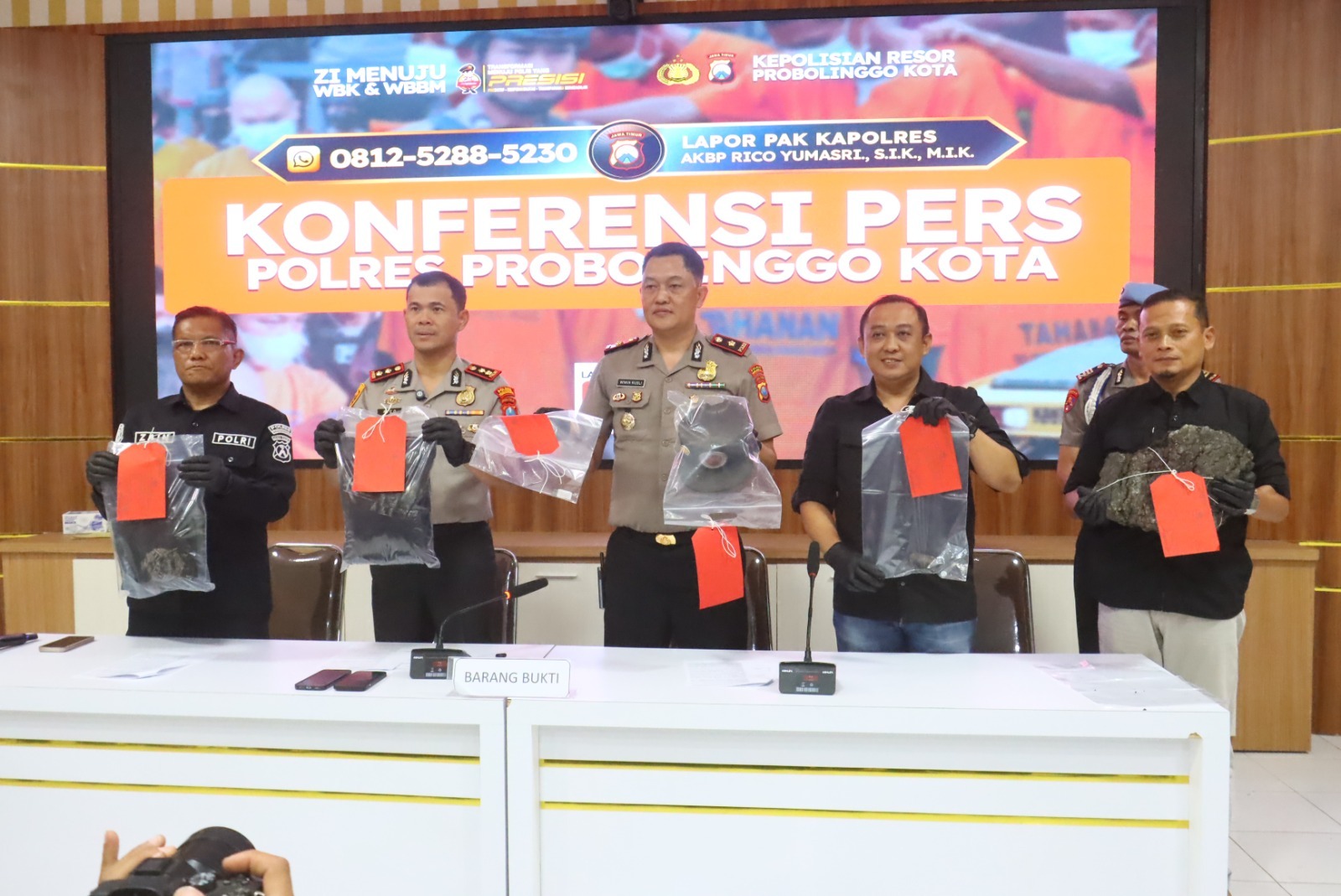 mbminvestigasi.com | Polres Probolinggo Kota Ungkap Kasus Pembunuhan Manusia Silver, Dua Tersangka Diamankan