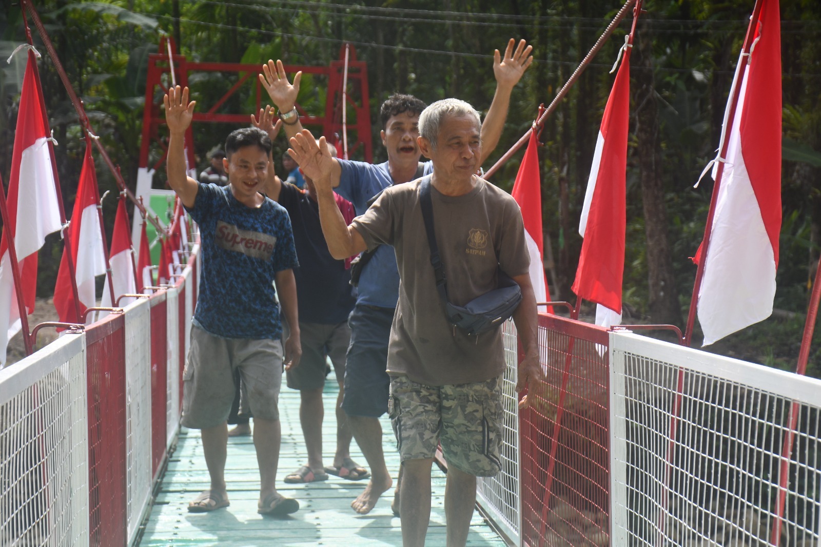 mbminvestigasi.com | Jembatan Gantung di Desa Hou Rampung, Perkuat Akses Warga Nias Lewat Program Bakti TNI AD Untuk Rakyat