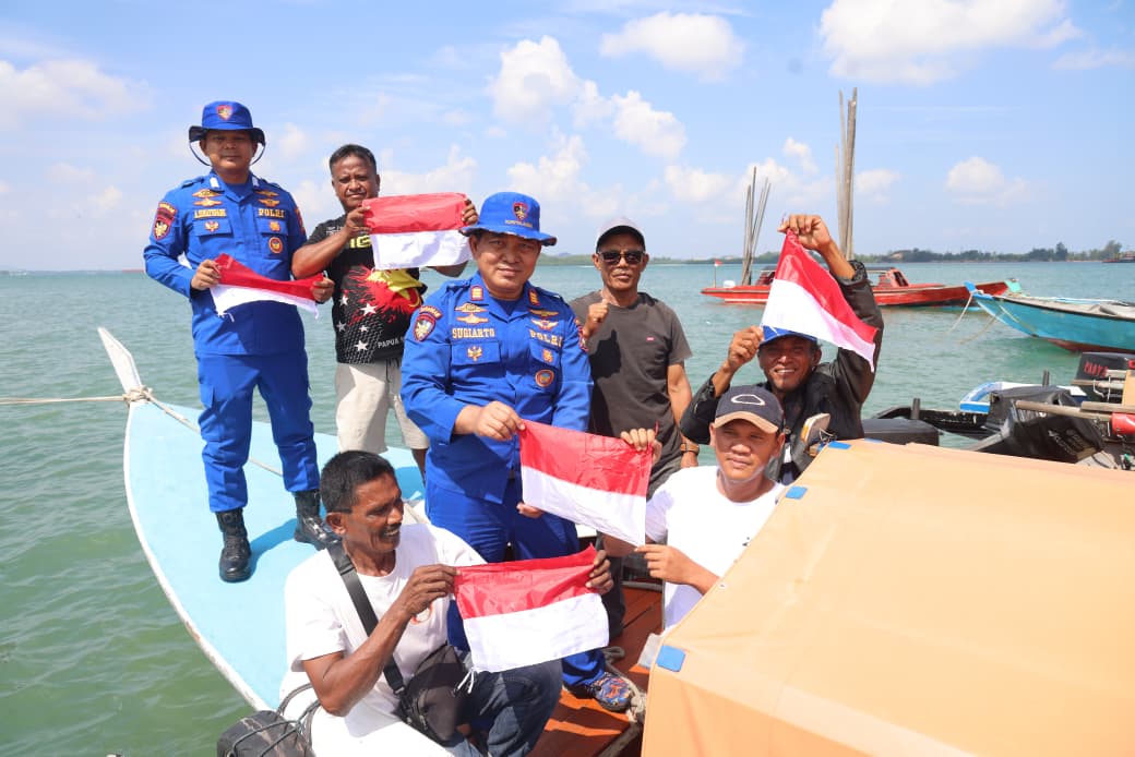 mbminvestigasi.com | DITPOLAIRUD POLDA KEPRI BERSAMA MASYARAKAT PASANG BENDERA MERAH PUTIH DI KAPAL BOAT DAN KAPAL PANCUNG