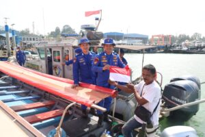 mbminvestigasi.com | DITPOLAIRUD POLDA KEPRI BERSAMA MASYARAKAT PASANG BENDERA MERAH PUTIH DI KAPAL BOAT DAN KAPAL PANCUNG