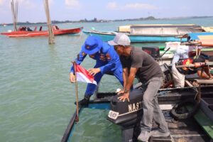 mbminvestigasi.com | DITPOLAIRUD POLDA KEPRI BERSAMA MASYARAKAT PASANG BENDERA MERAH PUTIH DI KAPAL BOAT DAN KAPAL PANCUNG