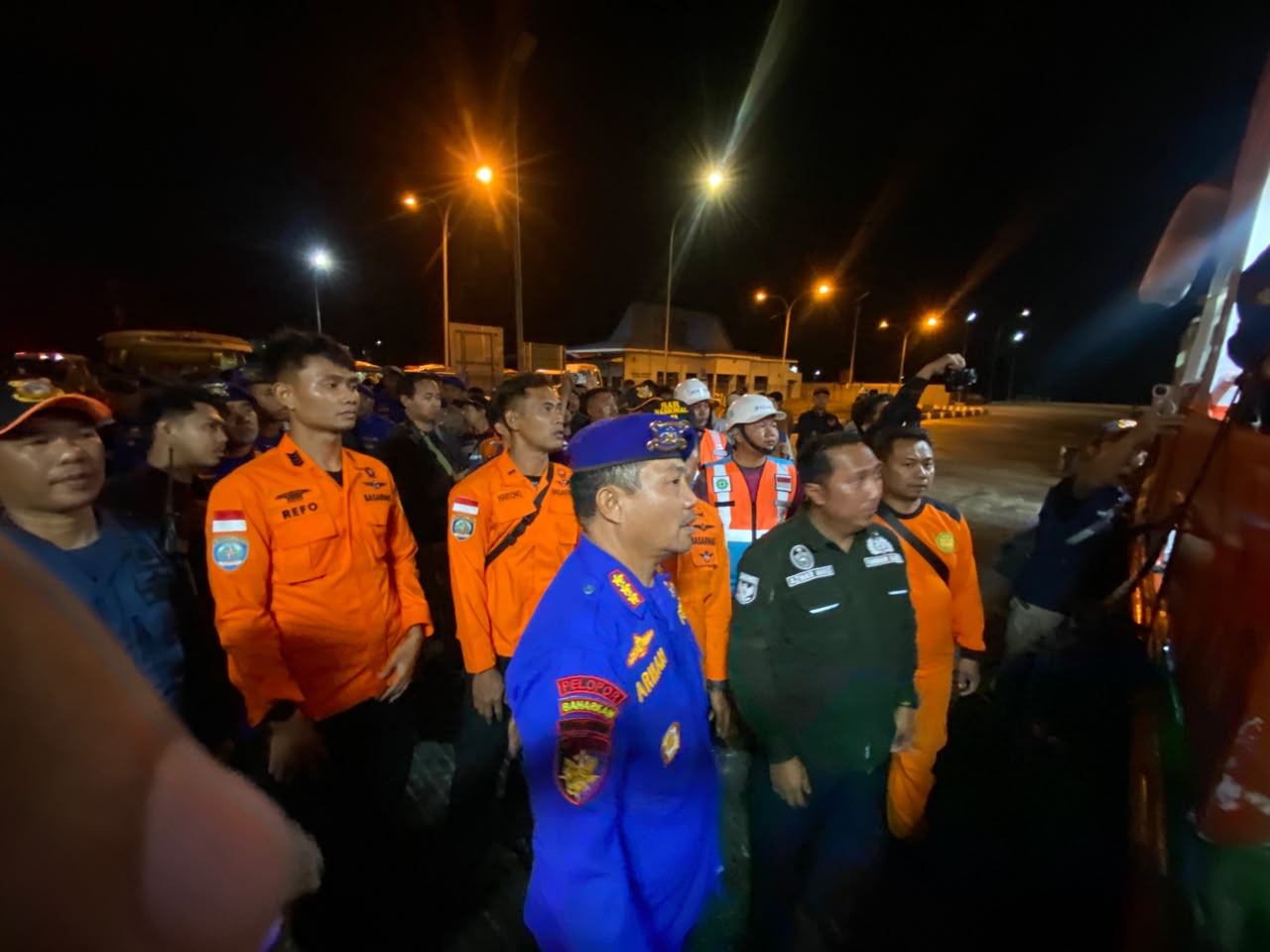 mbminvestigasi.com | Polda Jatim Terjunkan 30 Personel SAR Polairud dan Almatsus, Evakuasi Korban KMP Mutiara Sentosa 2