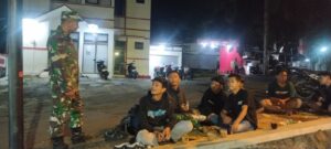 mbminvestigasi.com | Babinsa Koramil 14 Jatisrono Ajak Warga Perkuat Keamanan Lingkungan