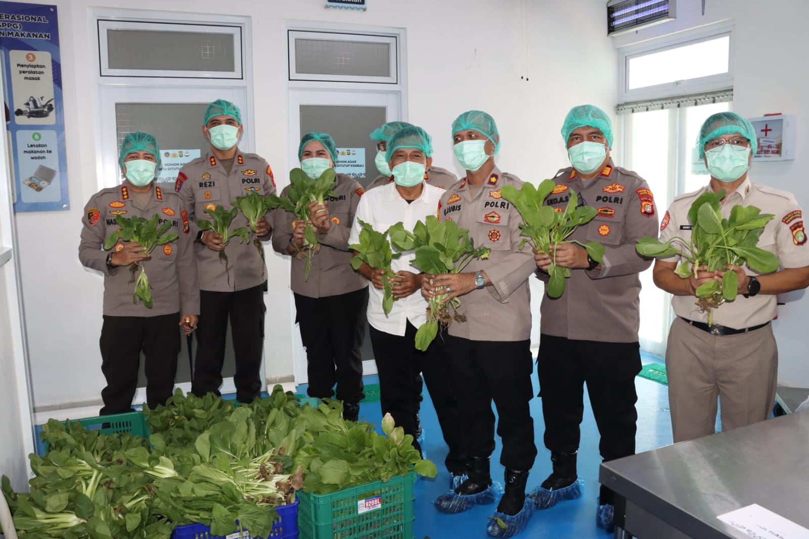 mbminvestigasi.com | Kapolres Metro Jakarta Barat Tinjau SPPG dan Panen Sayuran Pokcoy Di Greenhouse SPPG Polri Palmerah