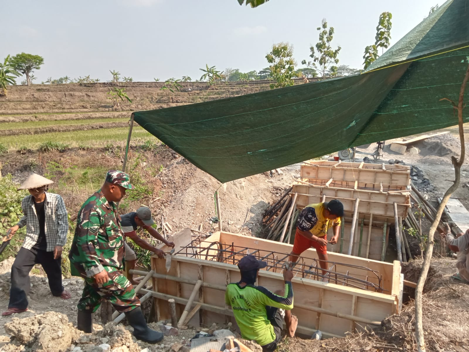 mbminvestigasi.com | Penghubung Kedungwaduk–Pengkok Terus Dibangun, Warga Nantikan Jembatan Beton Rampung