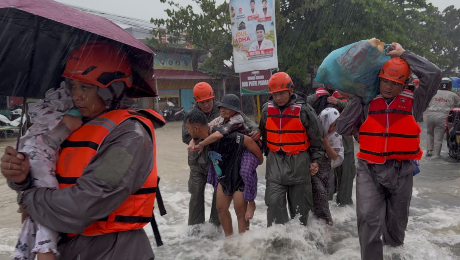 mbminvestigasi.com | Polri Gerak Cepat Evakuasi Warga Terdampak Banjir di Padang mbminvestigasi.com | Polri Gerak Cepat Evakuasi Warga Terdampak Banjir di Padang