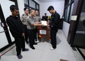 mbminvestigasi.com | Tim DVI Polda Jatim Serahkan Dua Jenazah Korban KM Mutiara Sentosa II kepada Keluarga