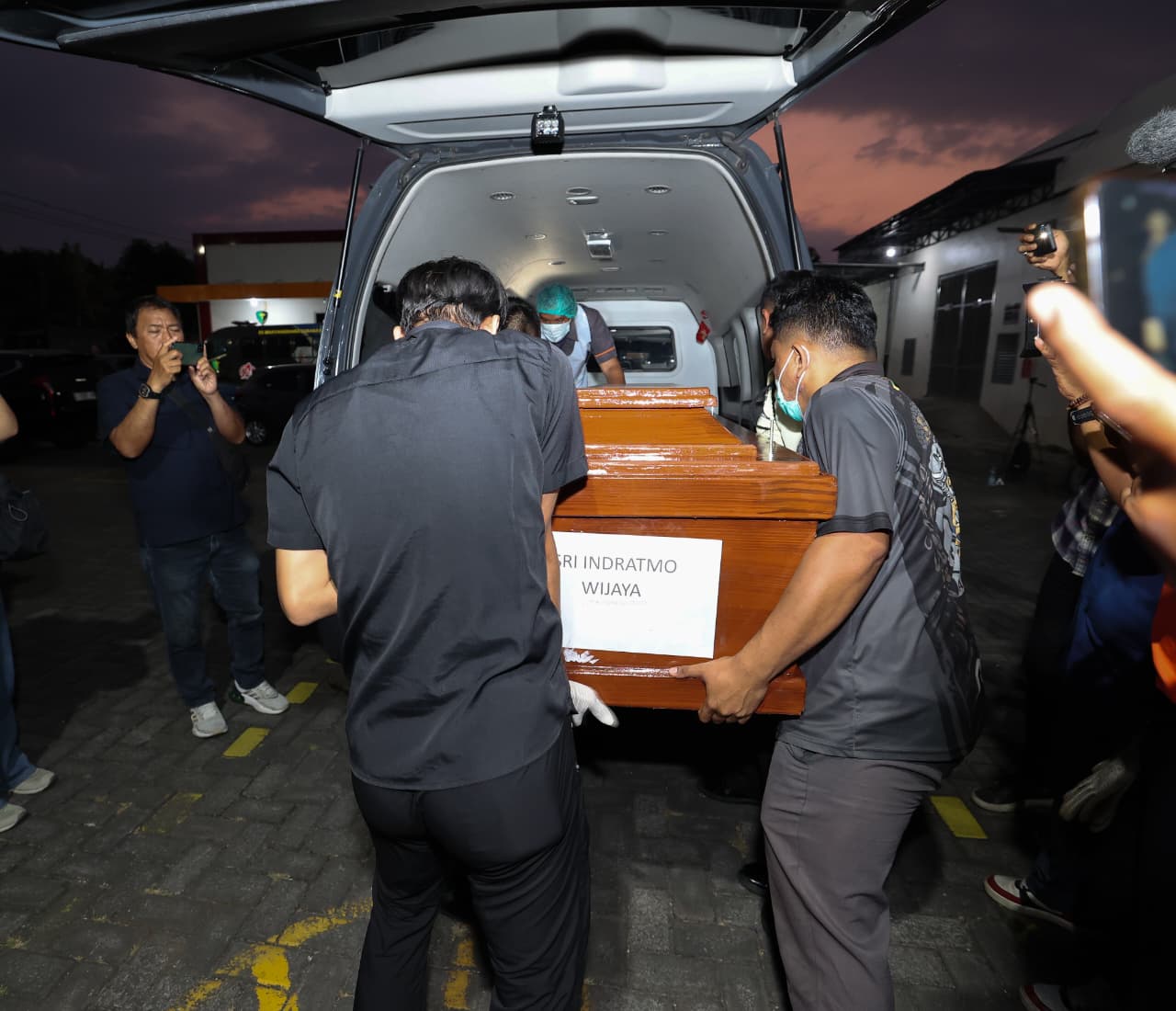 mbminvestigasi.com | Tim DVI Polda Jatim Serahkan Dua Jenazah Korban KM Mutiara Sentosa II kepada Keluarga mbminvestigasi.com | Tim DVI Polda Jatim Serahkan Dua Jenazah Korban KM Mutiara Sentosa II kepada Keluarga