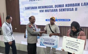 mbminvestigasi.com | Kapolda Jatim Dampingi Wamenhub Serahkan Santunan Korban KM Mutiara Sentosa II