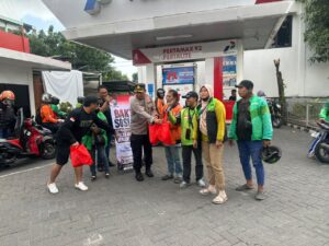 mbminvestigasi.com | Polsek Kebomas Gandeng YALPK Group Gelar Baksos Ojol Gresik Sumringah Dapat Sembako dan BBM Gratis