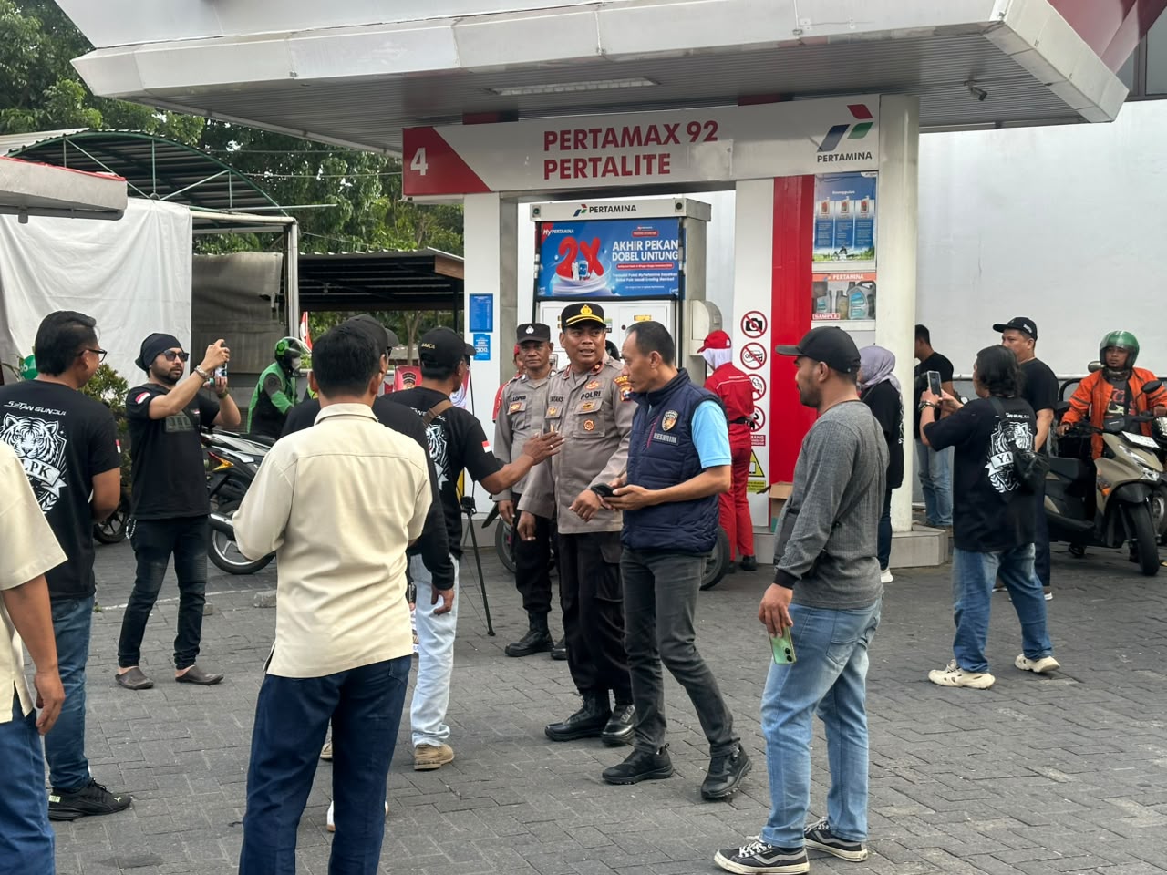 mbminvestigasi.com | Polsek Kebomas Gandeng YALPK Group Gelar Baksos Ojol Gresik Sumringah Dapat Sembako dan BBM Gratis mbminvestigasi.com | Polsek Kebomas Gandeng YALPK Group Gelar Baksos Ojol Gresik Sumringah Dapat Sembako dan BBM Gratis