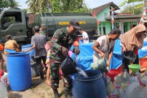 mbminvestigasi.com | Kemarau Melanda Boyolali Utara, Kodim 0724 Salurkan Enam Tangki Air Bersih Bantu Ratusan KK