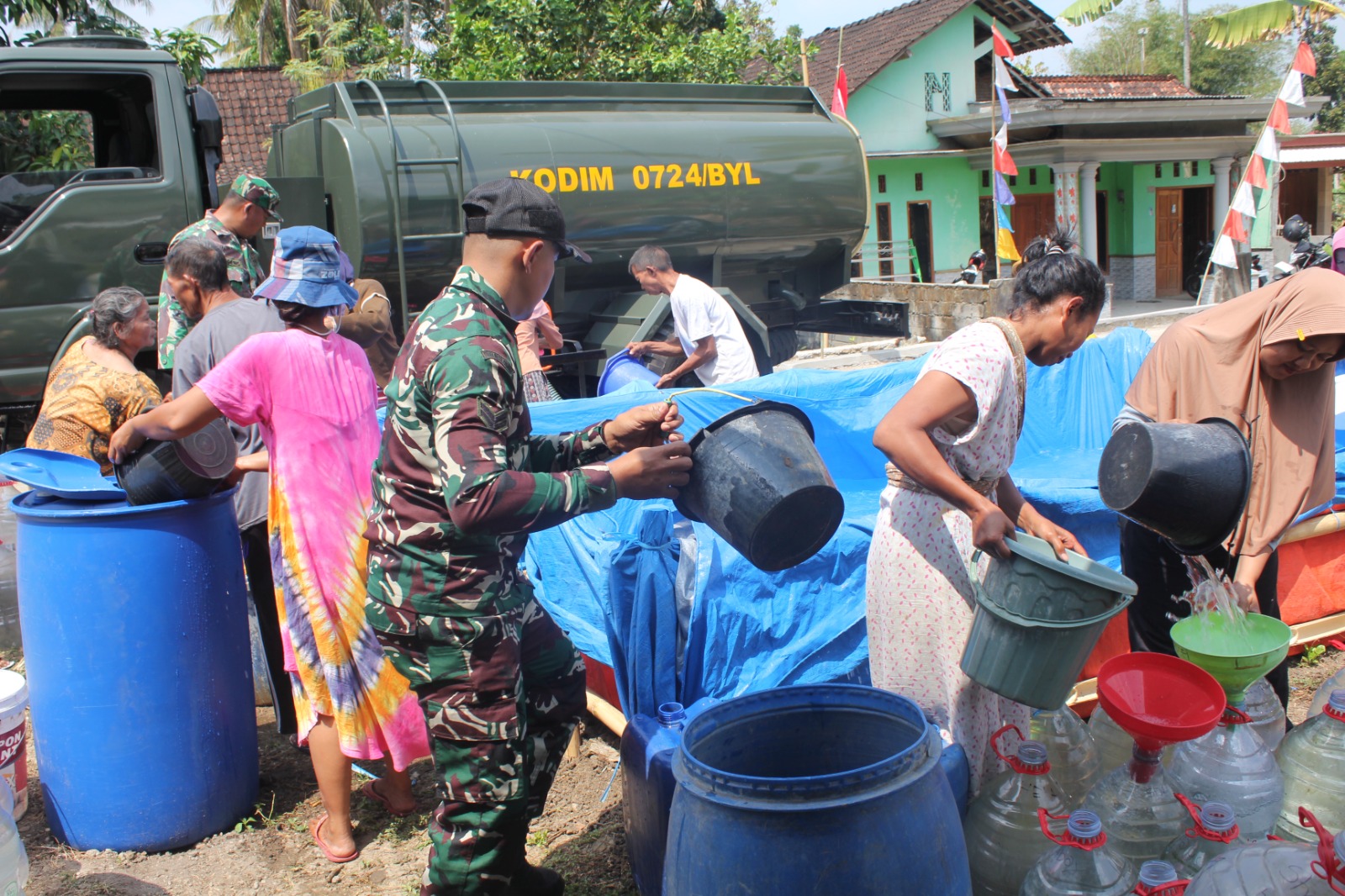 mbminvestigasi.com | Kemarau Melanda Boyolali Utara, Kodim 0724 Salurkan Enam Tangki Air Bersih Bantu Ratusan KK mbminvestigasi.com | Kemarau Melanda Boyolali Utara, Kodim 0724 Salurkan Enam Tangki Air Bersih Bantu Ratusan KK