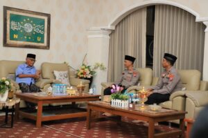 mbminvestigasi.com | Kapolres Kediri Kota Silaturahmi ke Ketua Umum MUI di Ponpes Al Amien, Perkuat Sinergi Polri dan Ulama mbminvestigasi.com | Kapolres Kediri Kota Silaturahmi ke Ketua Umum MUI di Ponpes Al Amien, Perkuat Sinergi Polri dan Ulama