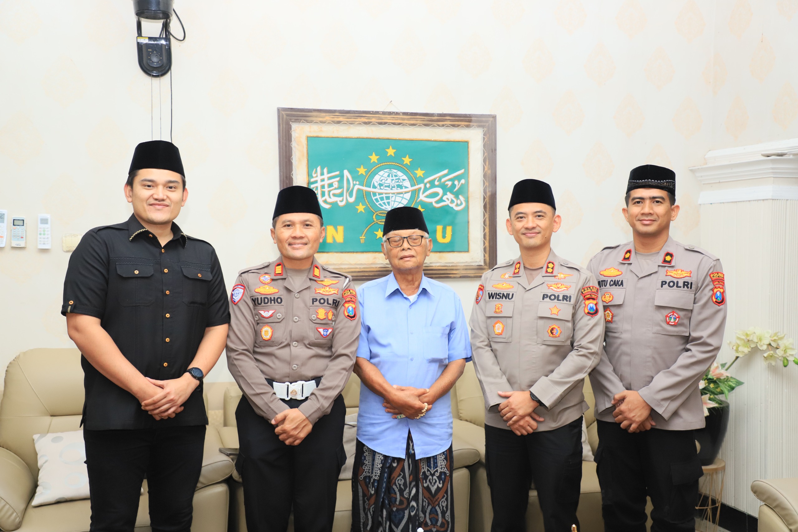 mbminvestigasi.com | Kapolres Kediri Kota Silaturahmi ke Ketua Umum MUI di Ponpes Al Amien, Perkuat Sinergi Polri dan Ulama mbminvestigasi.com | Kapolres Kediri Kota Silaturahmi ke Ketua Umum MUI di Ponpes Al Amien, Perkuat Sinergi Polri dan Ulama