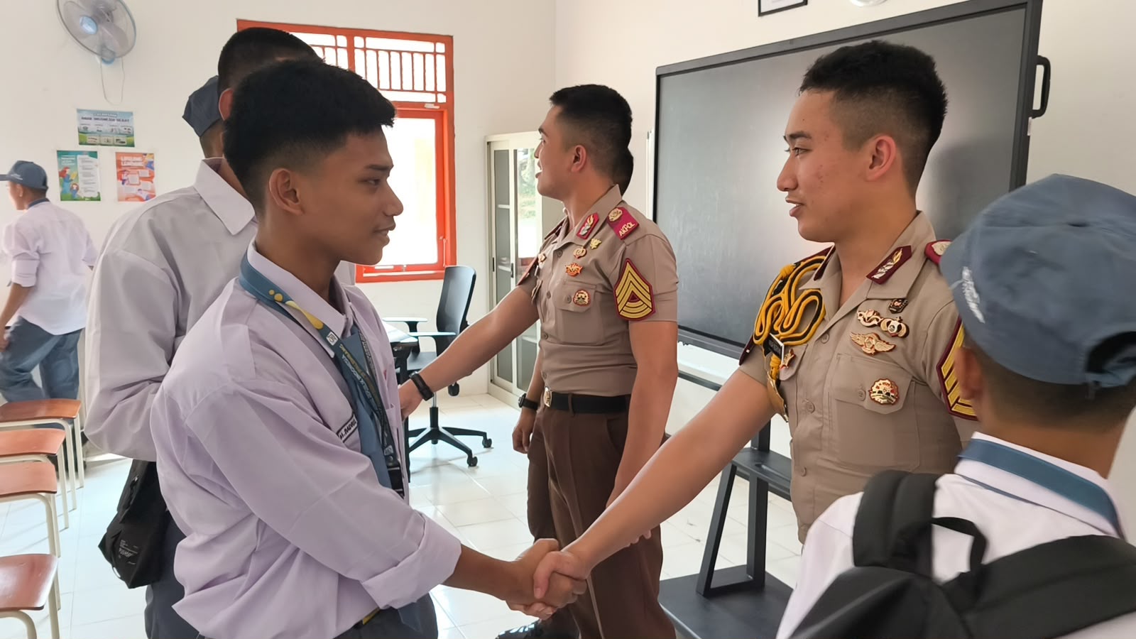 mbminvestigasi.com | Polri Kerahkan 372 Taruna Akpol Dampingi Siswa di 73 Sekolah Rakyat Bersama Taruna Akademi TNI