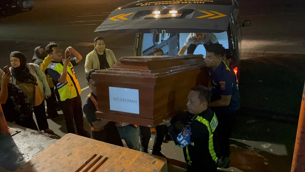 mbminvestigasi.com | Tim DVI Polda Jatim Kembali Serahkan Jenazah Korban KM Mutiara Sentosa II Asal Sumatera dan Sulawesi kepada Keluarga mbminvestigasi.com | Tim DVI Polda Jatim Kembali Serahkan Jenazah Korban KM Mutiara Sentosa II Asal Sumatera dan Sulawesi kepada Keluarga
