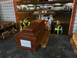 mbminvestigasi.com | Tim DVI Polda Jatim Kembali Serahkan Jenazah Korban KM Mutiara Sentosa II Asal Sumatera dan Sulawesi kepada Keluarga