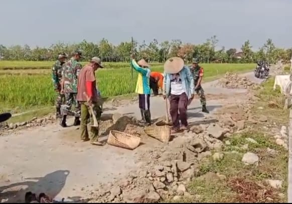 mbminvestigasi.com | Cegah Kecelakaan, Babinsa dan Warga Guworejo Gotong Royong Perkuat Bahu Jalan mbminvestigasi.com | Cegah Kecelakaan, Babinsa dan Warga Guworejo Gotong Royong Perkuat Bahu Jalan