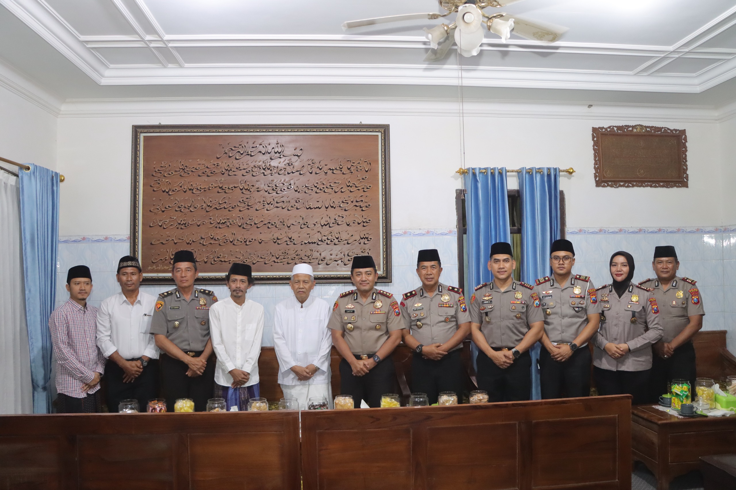 mbminvestigasi.com | Bangun Sinergi Sejak Awal Bertugas, Kapolres Kediri Temui Ulama dan Bupati mbminvestigasi.com | Bangun Sinergi Sejak Awal Bertugas, Kapolres Kediri Temui Ulama dan Bupati
