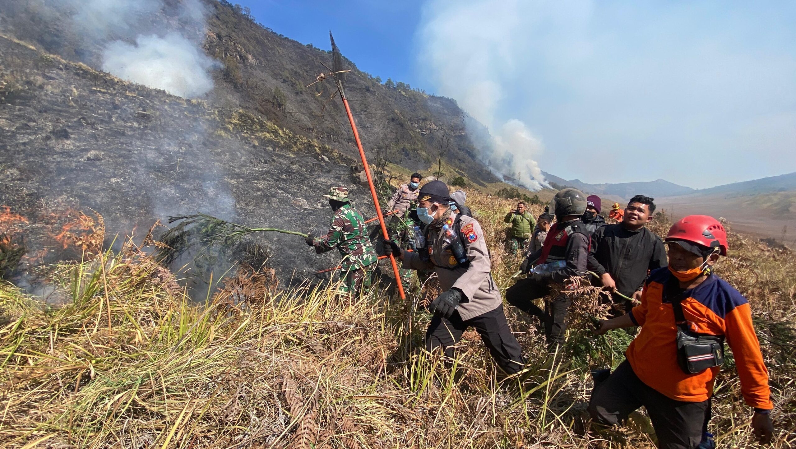 mbminvestigasi.com | Polres Probolinggo Terjunkan Personel Bantu Padamkan Kebakaran Hutan di Gunung Bromo mbminvestigasi.com | Polres Probolinggo Terjunkan Personel Bantu Padamkan Kebakaran Hutan di Gunung Bromo