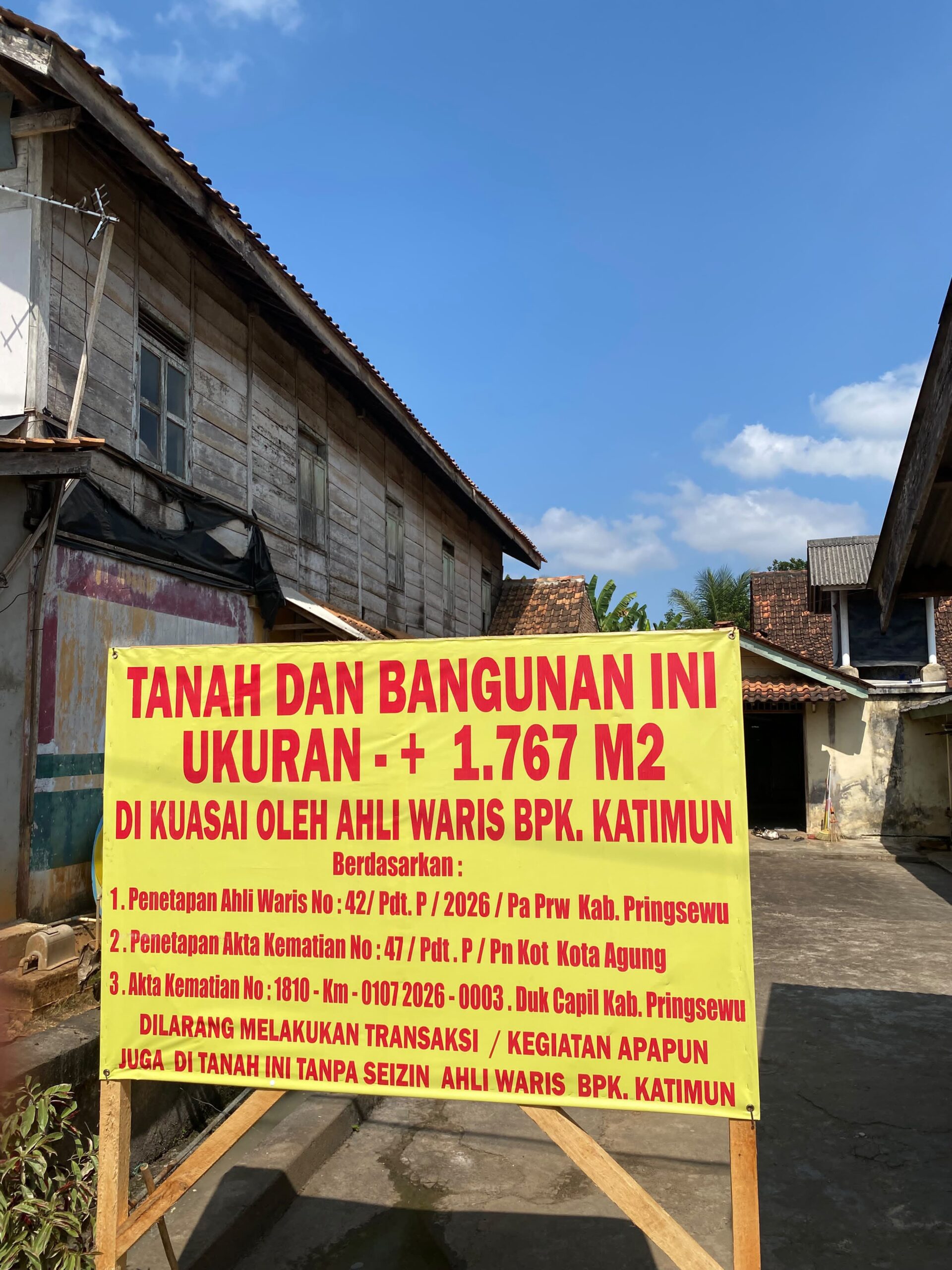 mbminvestigasi.com | Kakon Banyumas Protes Keras: Pemasangan Plang ‘Misterius’ di Rumah Sumarsono Diduga Ilegal, Wasino: Kami Dilewati dan Tak Dilibatkan mbminvestigasi.com | Kakon Banyumas Protes Keras: Pemasangan Plang ‘Misterius’ di Rumah Sumarsono Diduga Ilegal, Wasino: Kami Dilewati dan Tak Dilibatkan
