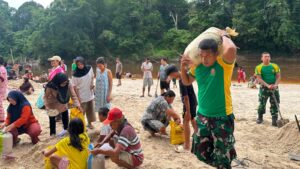 mbminvestigasi.com | Perkokoh Kemanunggalan, Pos Kout Satgas Yonarmed 13/Nanggala Gelar Kerja Bakti Bersama Warga Gotong Pasir Sungai demi Pembangunan Masjid Desa Senaning mbminvestigasi.com | Perkokoh Kemanunggalan, Pos Kout Satgas Yonarmed 13/Nanggala Gelar Kerja Bakti Bersama Warga Gotong Pasir Sungai demi Pembangunan Masjid Desa Senaning