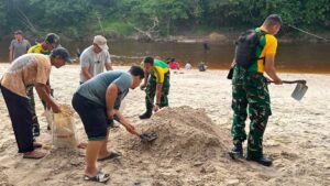 mbminvestigasi.com | Perkokoh Kemanunggalan, Pos Kout Satgas Yonarmed 13/Nanggala Gelar Kerja Bakti Bersama Warga Gotong Pasir Sungai demi Pembangunan Masjid Desa Senaning