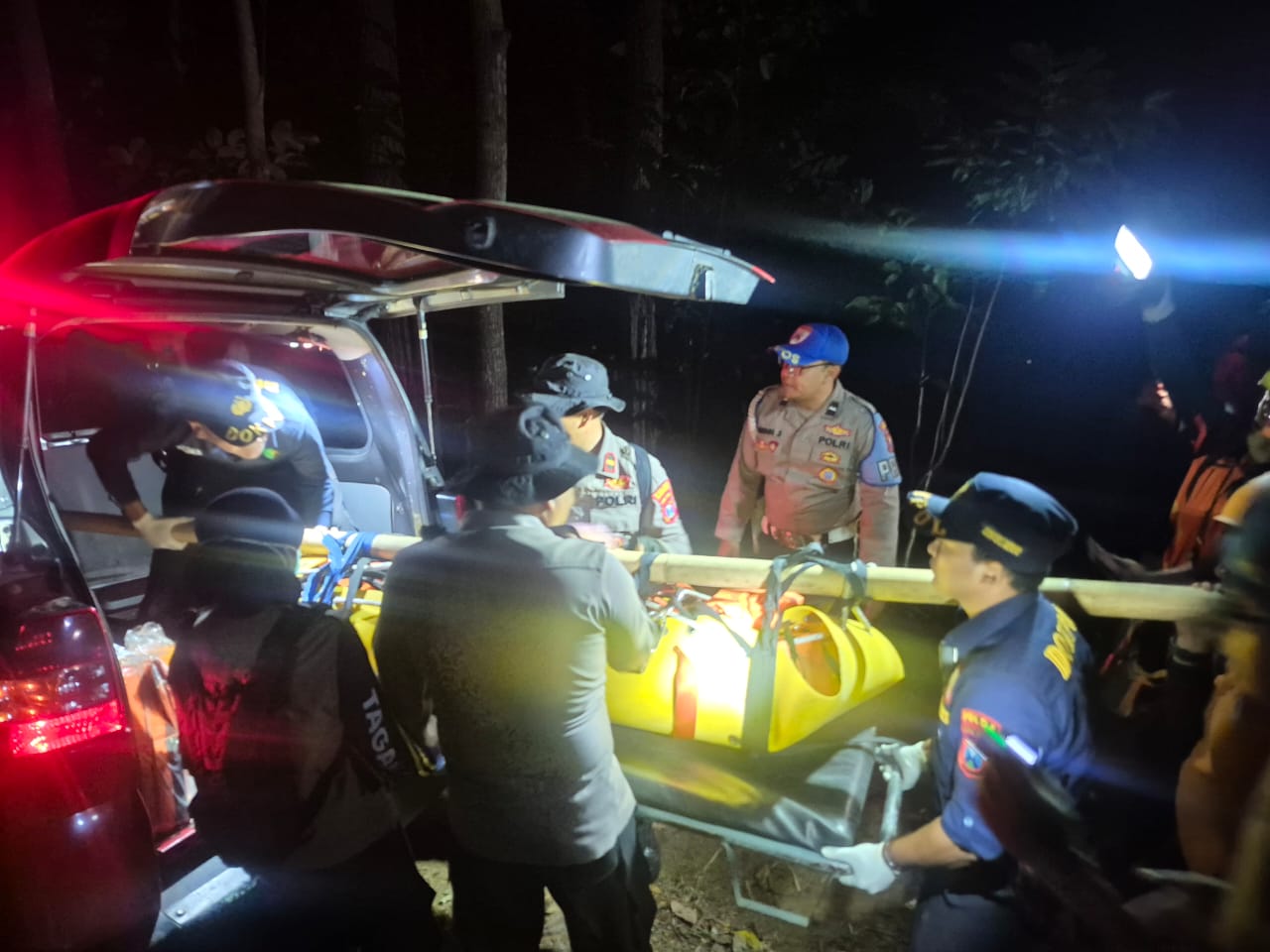 mbminvestigasi.com | Operasi Kemanusiaan Polres Bondowoso Berhasil Evakuasi Dua Jenazah di Gunung Piramid