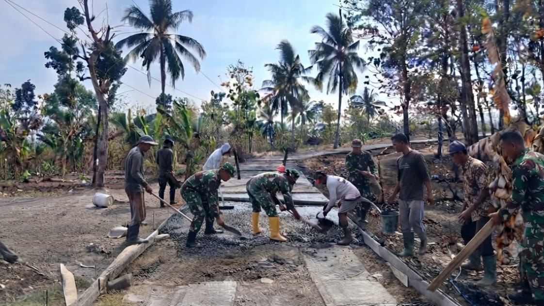 mbminvestigasi.com | Satgas TMMD Berpacu dengan Waktu, Semangat Gotong Royong Wujudkan Jalan Impian Warga Desa Bercak mbminvestigasi.com | Satgas TMMD Berpacu dengan Waktu, Semangat Gotong Royong Wujudkan Jalan Impian Warga Desa Bercak