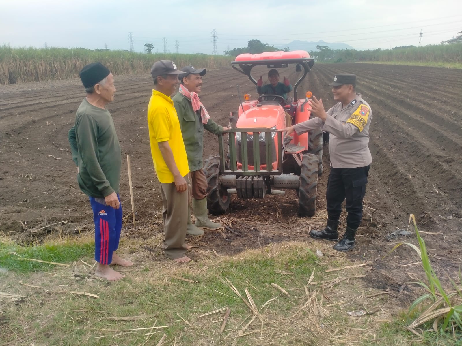 mbminvestigasi.com | Perkuat Ketahanan Pangan, Bhabinkamtibmas Pakunden Aktif Dampingi Petani Jagung