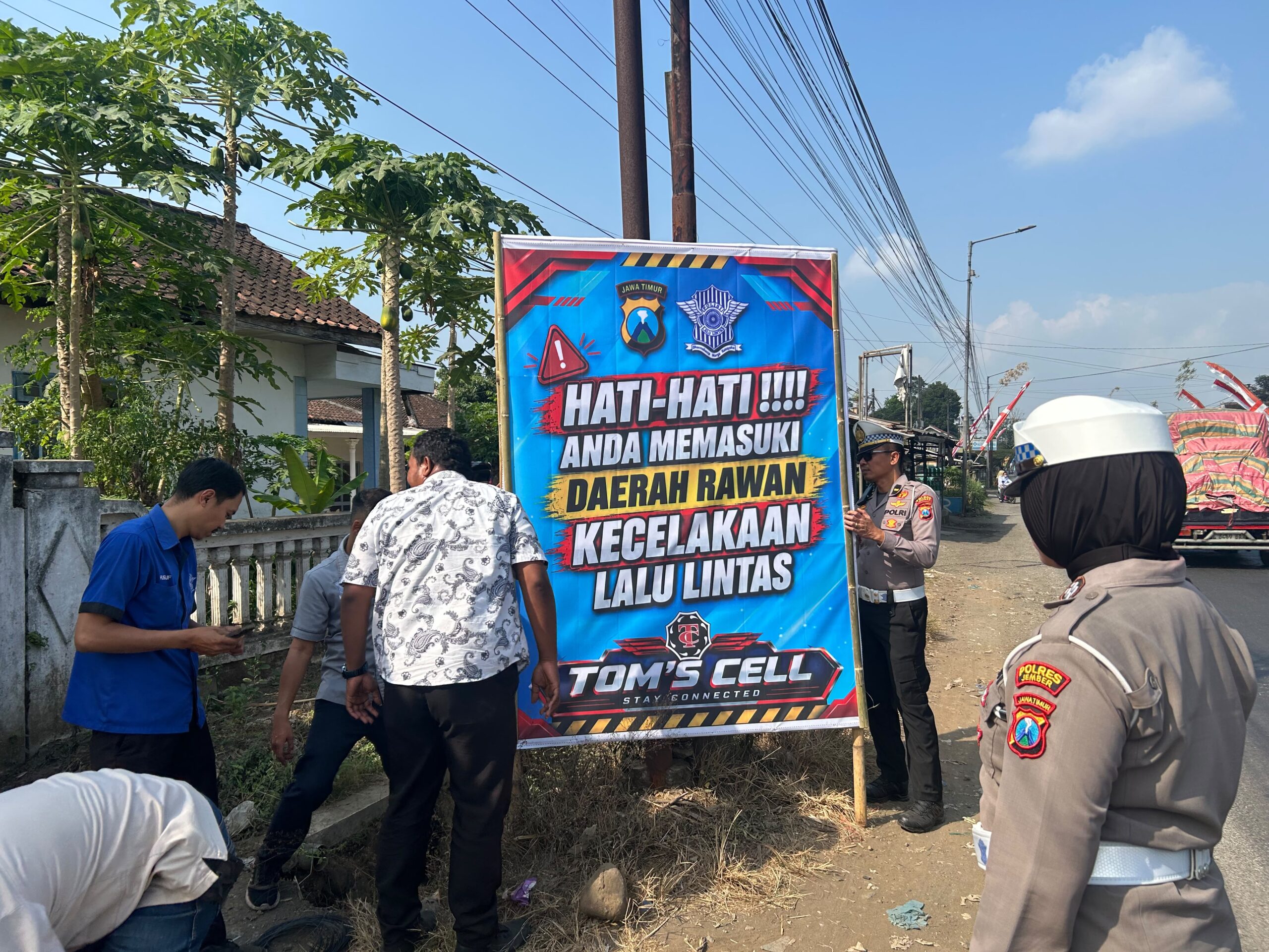 mbminvestigasi.com | Polres Jember Masifkan Edukasi Berkendara Aman di Titik Rawan Kecelakaan