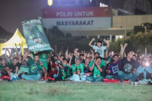 mbminvestigasi.com | Polda Jatim Gelar Nobar Final Piala Presiden 2026, Ribuan Bonek Mania Dukung Persebaya dari Lapangan Mapolda