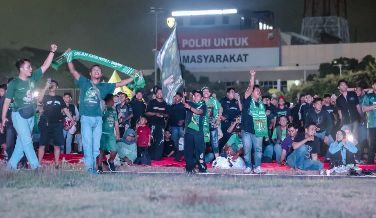 mbminvestigasi.com | Polda Jatim Gelar Nobar Final Piala Presiden 2026, Ribuan Bonek Mania Dukung Persebaya dari Lapangan Mapolda mbminvestigasi.com | Polda Jatim Gelar Nobar Final Piala Presiden 2026, Ribuan Bonek Mania Dukung Persebaya dari Lapangan Mapolda