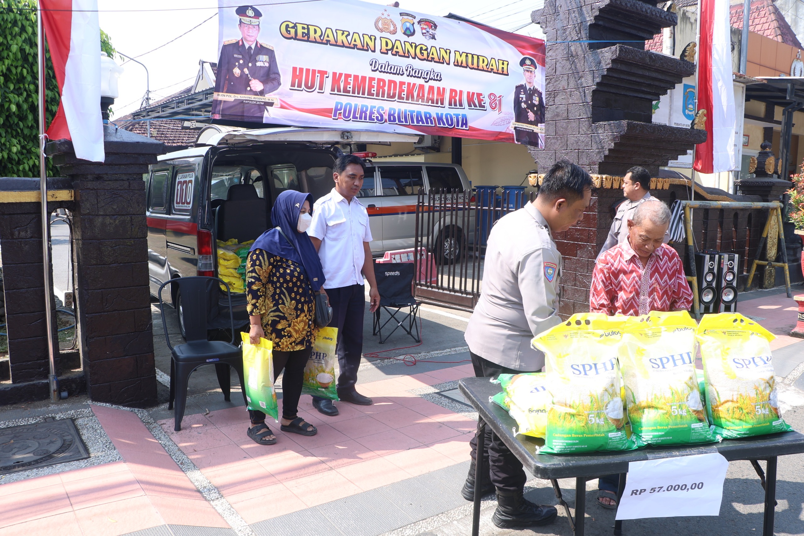 mbminvestigasi.com | Polres Blitar Kota Gelar Gerakan Pangan Murah Sambut HUT Kemerdekaan RI ke-81 mbminvestigasi.com | Polres Blitar Kota Gelar Gerakan Pangan Murah Sambut HUT Kemerdekaan RI ke-81