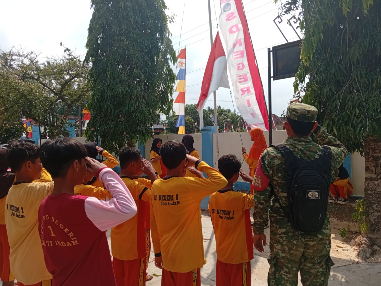 mbminvestigasi.com | Koramil 421-09/Tanjung Bintang Ajak Masyarakat Kibarkan Bendera Merah Putih, Wujudkan Semangat HUT ke-81 RI mbminvestigasi.com | Koramil 421-09/Tanjung Bintang Ajak Masyarakat Kibarkan Bendera Merah Putih, Wujudkan Semangat HUT ke-81 RI