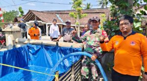 mbminvestigasi.com | Setetes Harapan di Musim Kemarau, Babinsa Koramil Wonosegoro Dampingi Pendistribusian Air Bersih