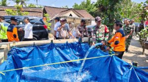 mbminvestigasi.com | Setetes Harapan di Musim Kemarau, Babinsa Koramil Wonosegoro Dampingi Pendistribusian Air Bersih