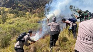 mbminvestigasi.com | Polres Probolinggo Intensifkan Penanganan Karhutla di Lereng Gunung Bromo