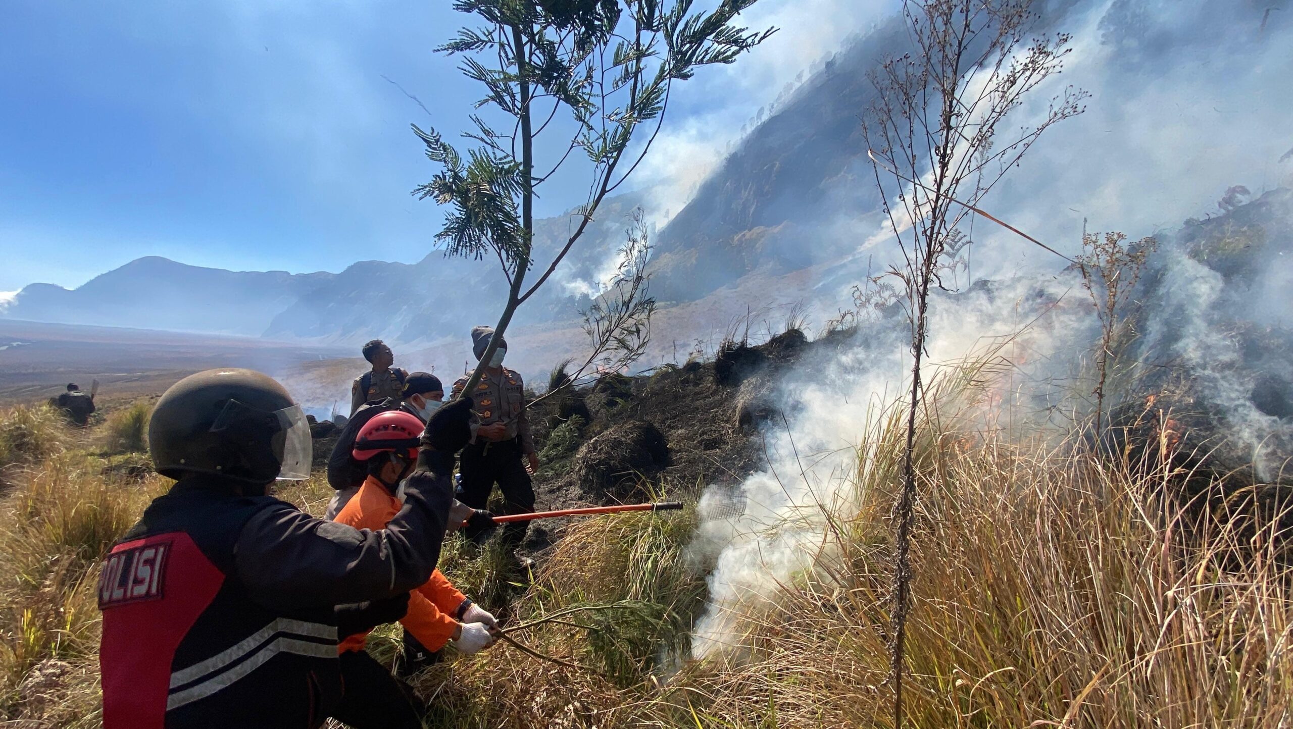 mbminvestigasi.com | Polres Probolinggo Intensifkan Penanganan Karhutla di Lereng Gunung Bromo mbminvestigasi.com | Polres Probolinggo Intensifkan Penanganan Karhutla di Lereng Gunung Bromo