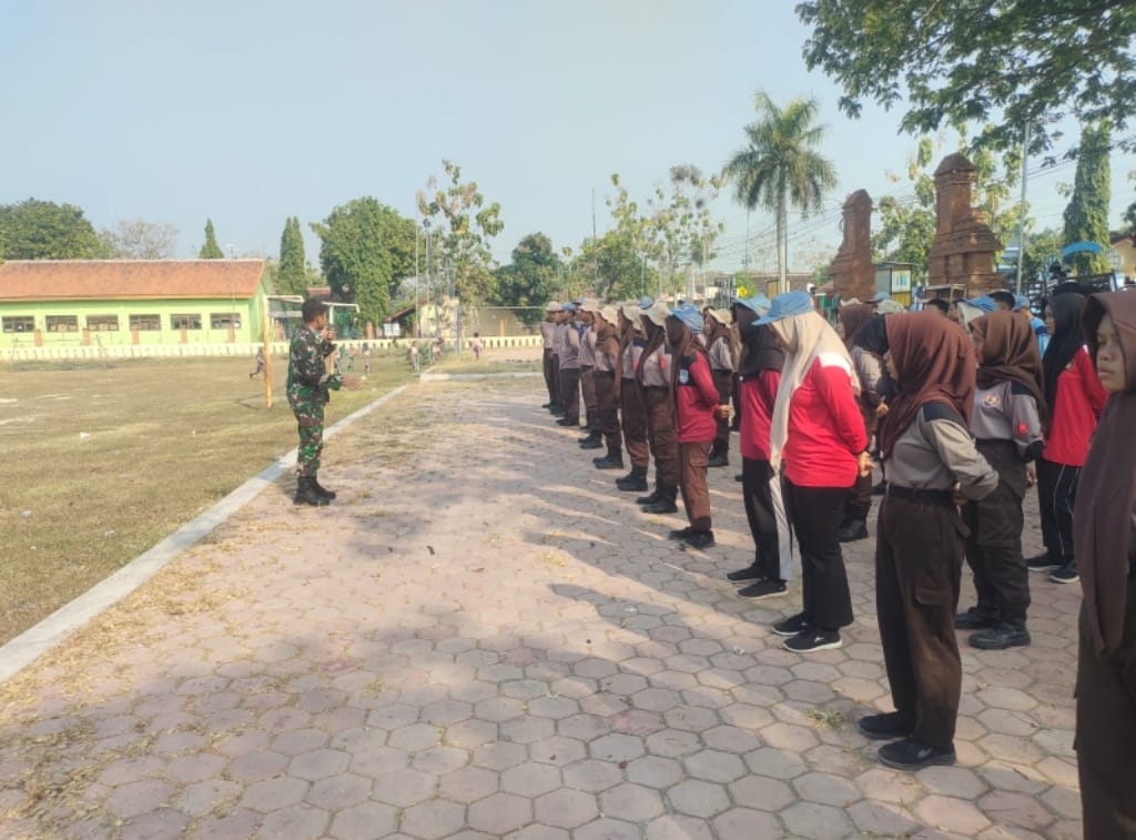 mbminvestigasi.com | Babinsa Jenar Tempa Disiplin Paskibra SMKN 1 Jenar Jelang HUT Ke-81 RI mbminvestigasi.com | Babinsa Jenar Tempa Disiplin Paskibra SMKN 1 Jenar Jelang HUT Ke-81 RI