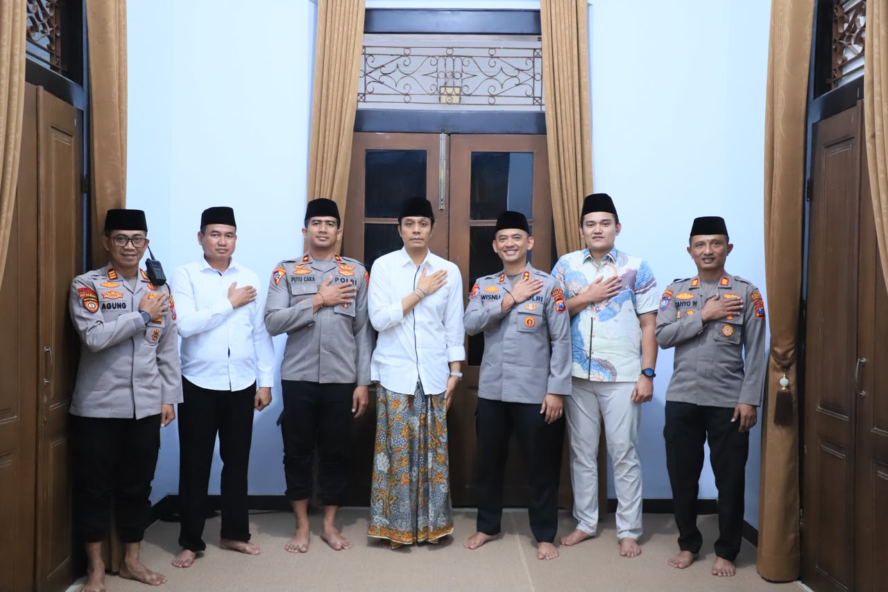 mbminvestigasi.com | Kapolres Kediri Kota Pererat Sinergi dengan Ulama, Silaturahmi ke Ponpes Al Falah Ploso Perkuat Kondusivitas Kamtibmas mbminvestigasi.com | Kapolres Kediri Kota Pererat Sinergi dengan Ulama, Silaturahmi ke Ponpes Al Falah Ploso Perkuat Kondusivitas Kamtibmas