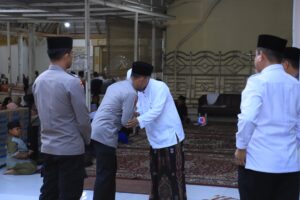 mbminvestigasi.com | Kapolres Kediri Kota Hadiri Haul KH Imam Yahya Mahrus ke-XV, Perkuat Silaturahmi dengan Ponpes Al Mahrusiyah Lirboyo mbminvestigasi.com | Kapolres Kediri Kota Hadiri Haul KH Imam Yahya Mahrus ke-XV, Perkuat Silaturahmi dengan Ponpes Al Mahrusiyah Lirboyo