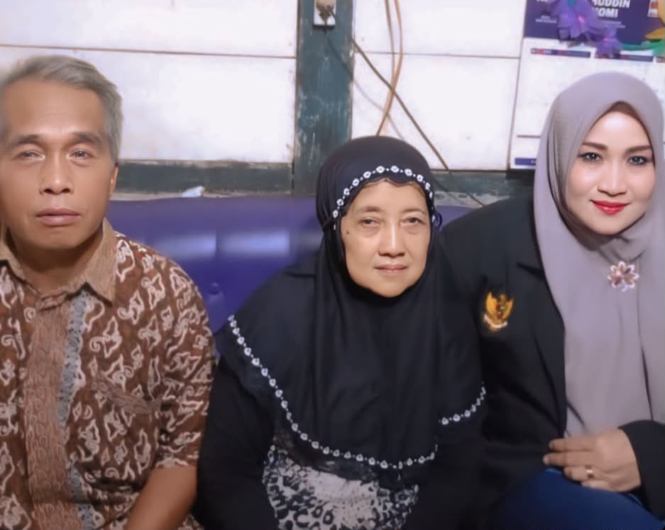 mbminvestigasi.com | Ketua FPII Pringsewu Sambangi Kediaman Mbah Suparsono, Dengarkan Keluh Kesah Soal Plang di Rumahnya