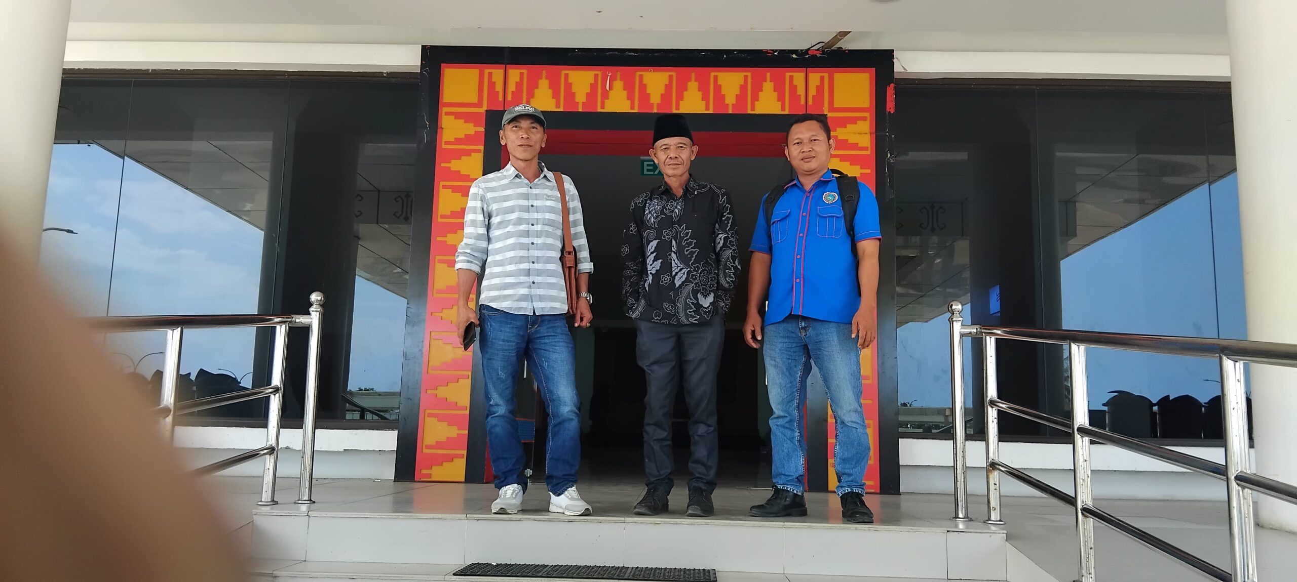 mbminvestigasi.com | Ketua LHP Pekon Way Haru Di Dampingi Ketua PAC Grib Jaya Kecamatan BangKunat Melakukan Audensi di Dinas PMP Pesisir Barat mbminvestigasi.com | Ketua LHP Pekon Way Haru Di Dampingi Ketua PAC Grib Jaya Kecamatan BangKunat Melakukan Audensi di Dinas PMP Pesisir Barat