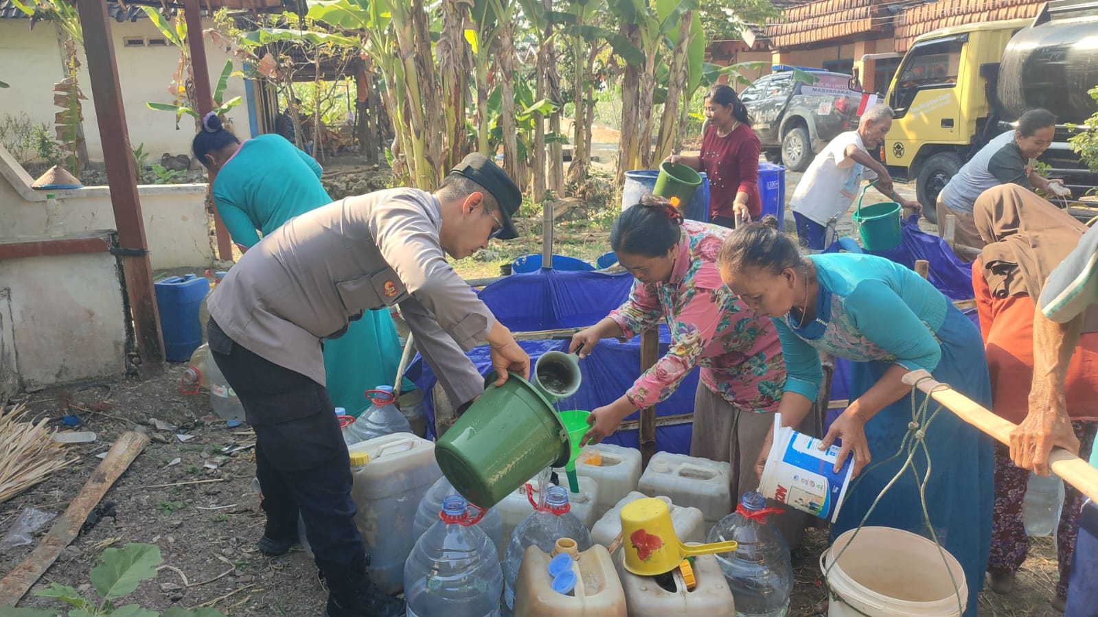mbminvestigasi.com | Polres Bojonegoro Distribusikan 8.000 Liter Air Bersih untuk Warga Ngambon