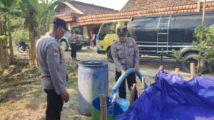 mbminvestigasi.com | Polres Bojonegoro Distribusikan 8.000 Liter Air Bersih untuk Warga Ngambon