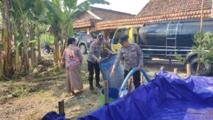 mbminvestigasi.com | Polres Bojonegoro Distribusikan 8.000 Liter Air Bersih untuk Warga Ngambon