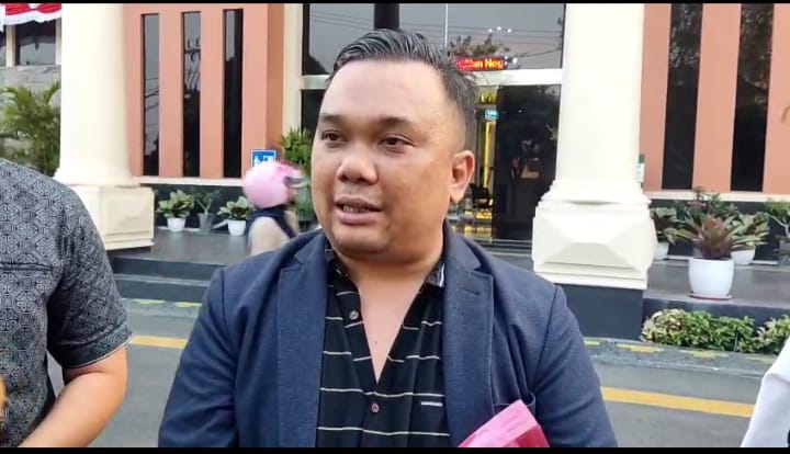 mbminvestigasi.com | Puluhan Buruh PT San Xiong Unjuk Rasa di PN Tanjung Karang, Pasca Hadiri Sidang Praperadilan Tahap Pemanggilan Saksi Ahli Termohon