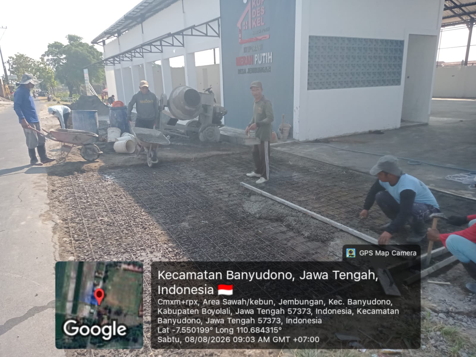 mbminvestigasi.com | KDKMP Jembungan Terus Dikebut, Pengecoran Lantai Masuk Tahap Pengecoran Lantai.